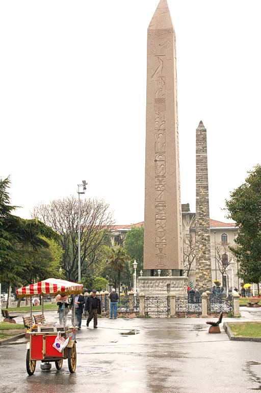 Der Obelisk mit Maisverkäufer im Vordergrund